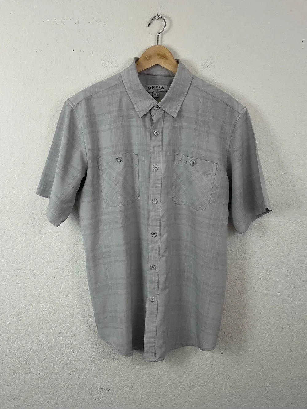 Orvis Men's L Gray Plaid Short Sleeve Polyester Button-Up Shirt‎